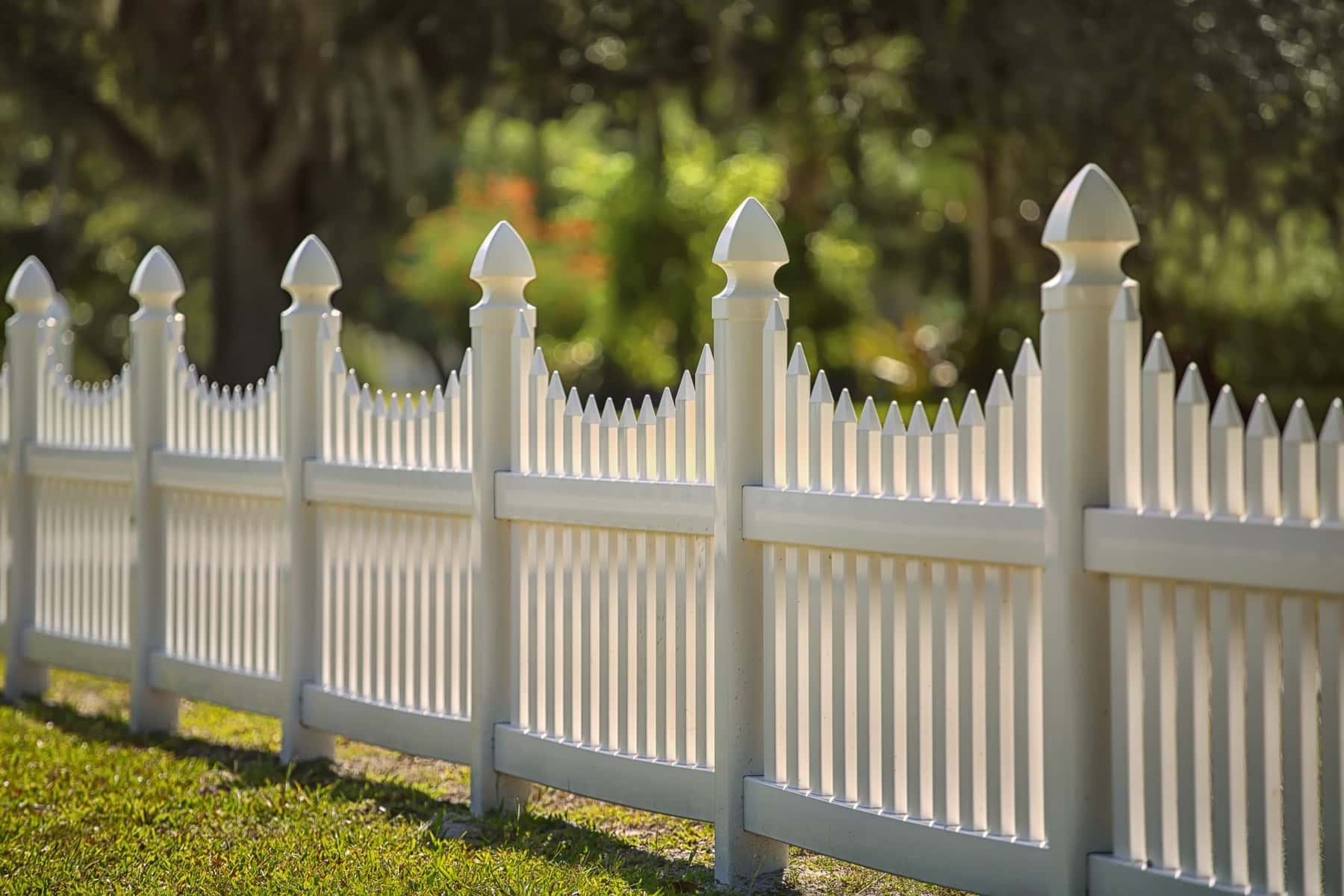 Vinyl fencing along a residential back yard